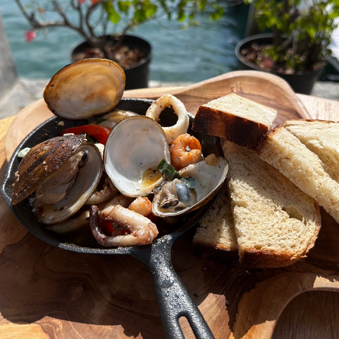 季節のアヒージョ&nbsp; &nbsp; &nbsp;IDR 115.000 新鮮な魚介をたっぷり入れたアヒージョ。 地元パン屋さんのサワードウを添えて。