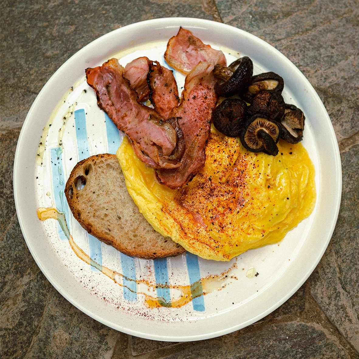 エッグスユアウェイ&nbsp; &nbsp; &nbsp;IDR 60.000~ 好きなパンの種類や卵の調理法を選びトッピングでアレンジ。