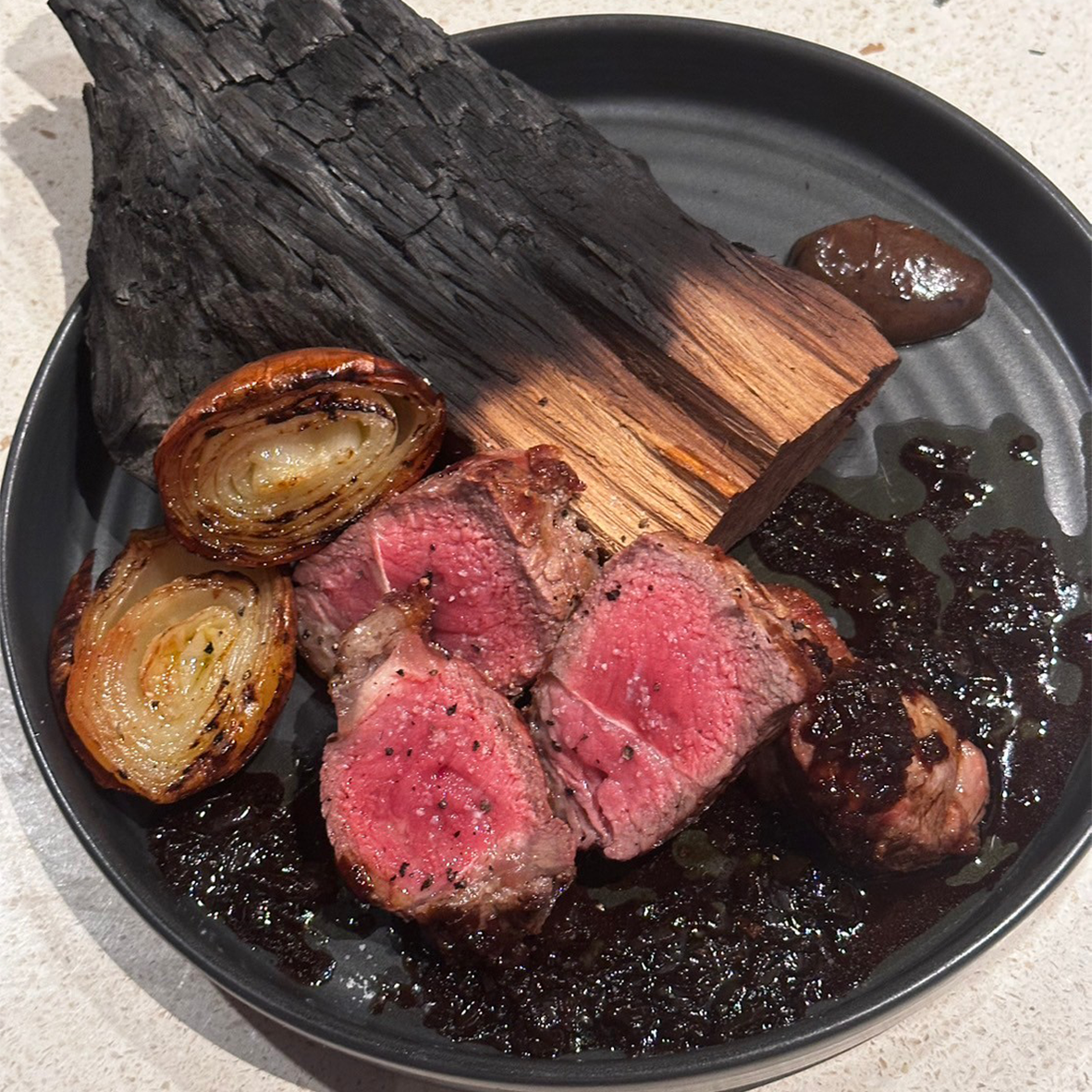 サーロインステーキ&nbsp; &nbsp; &nbsp;IDR 390.000 ウッドファイヤーでじっくり火を入れたお肉に玉ねぎのソース。