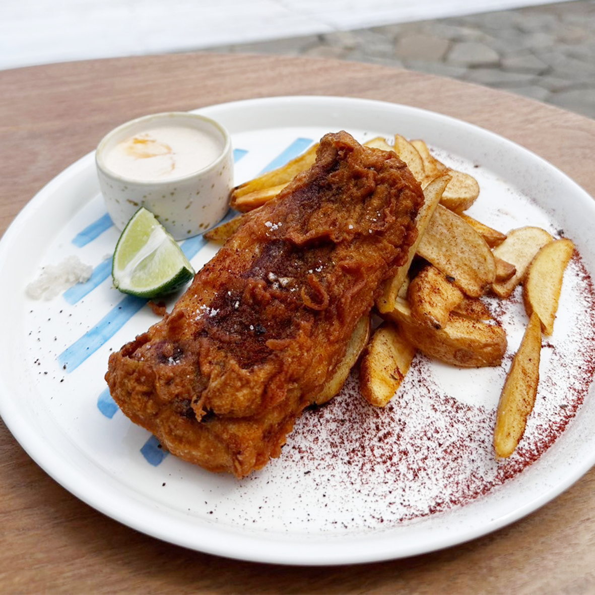 フィッシュ＆チップス　IDR 75.000 地場の白身魚は身がギュッと引き締まり食べ応えがあります。