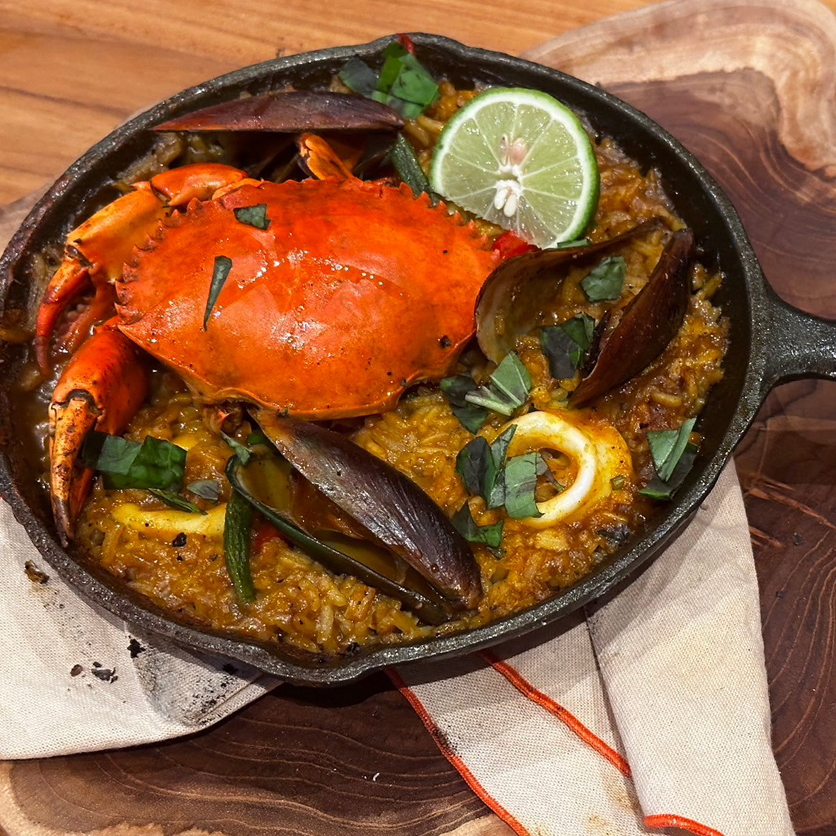 シーフードパエリア　 IDR 190.000~ お米に魚介の旨みが閉じ込められうまみたっぷりのパエリアに。