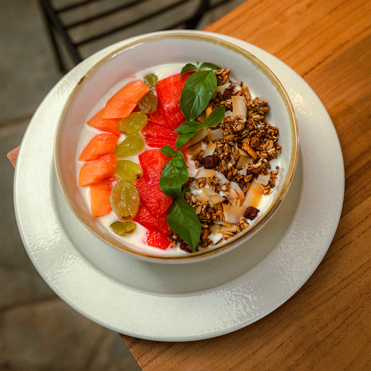 ヨーグルトボウル　IDR 75.000 南国ならではのフルーツとザクザクグラノーラが乗った朝食の定番。