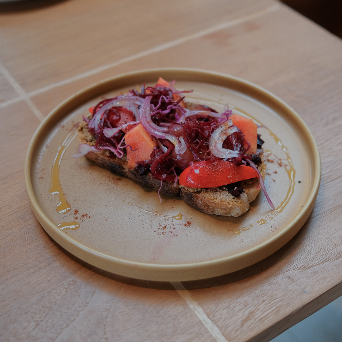 レッドスモーブロー&nbsp; &nbsp; IDR 95.000 野菜やフルーツのマリネをたっぷり乗せたビーガンオープンサンド。