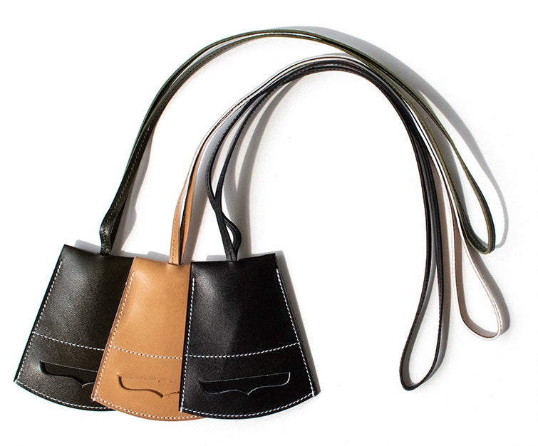 #180 シグニチャーローファーを象徴するカモメ型のストラップ