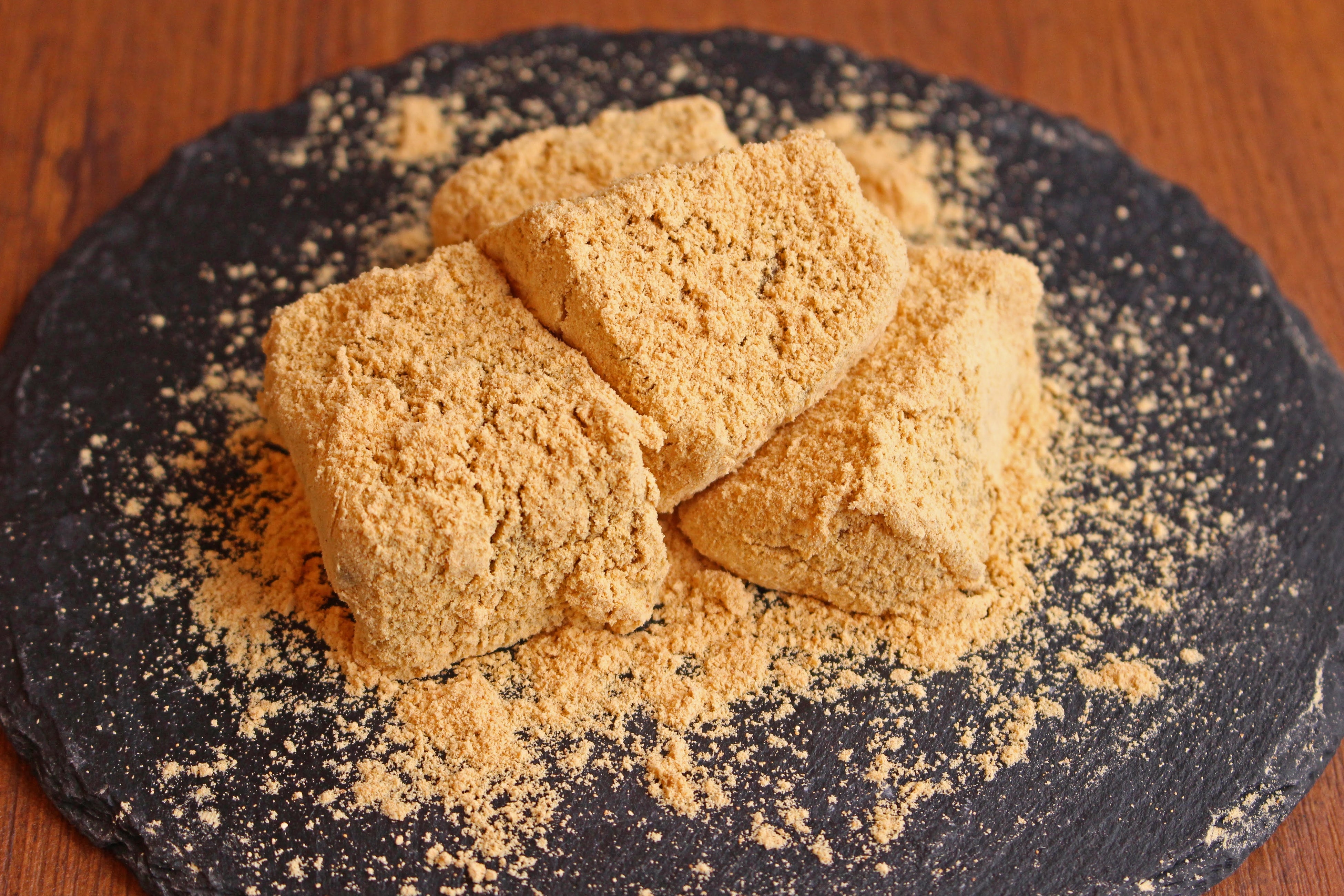 とろとろな食感の生わらびもちは老若男女に大人気