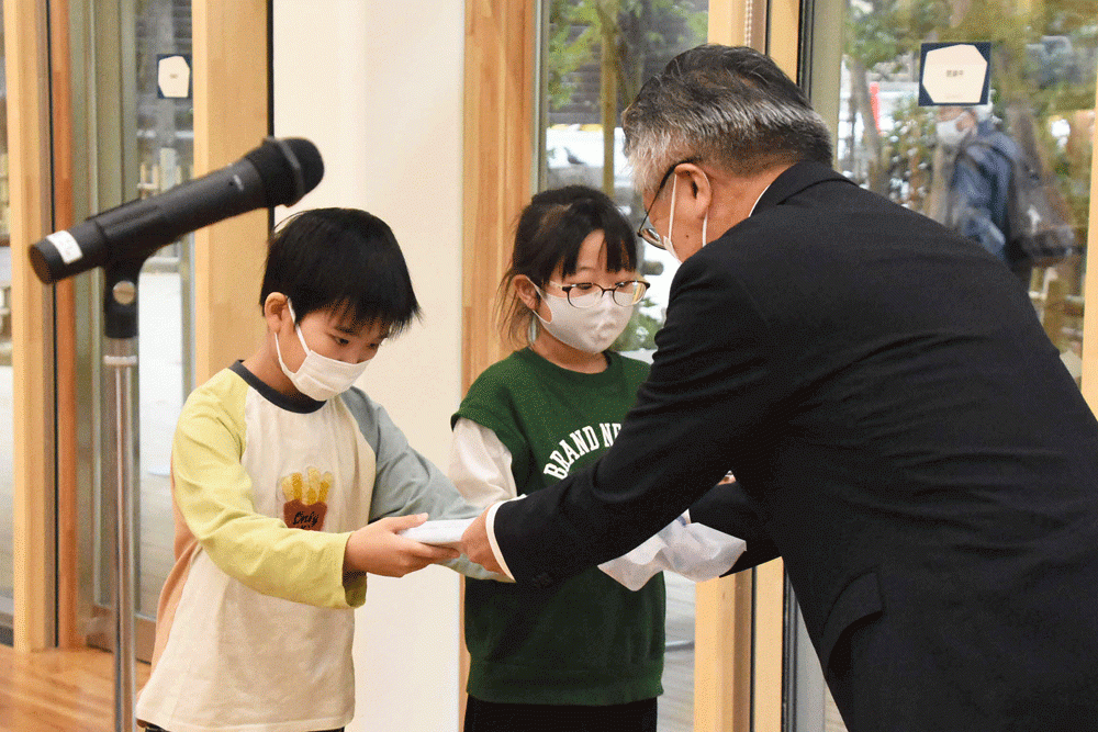 エコルとごし中藏館長から記念品贈呈