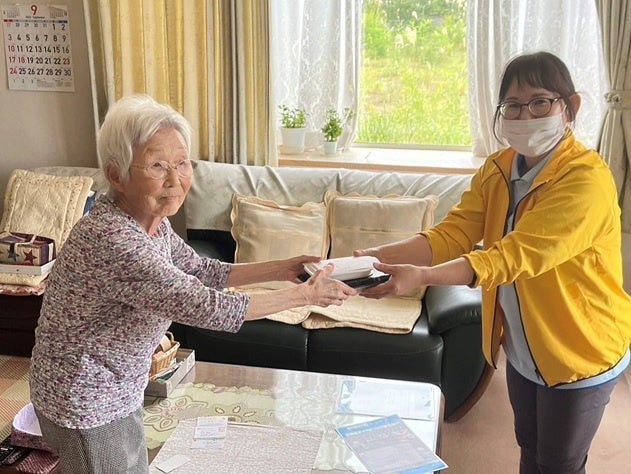 利用者にお弁当をお渡しする様子