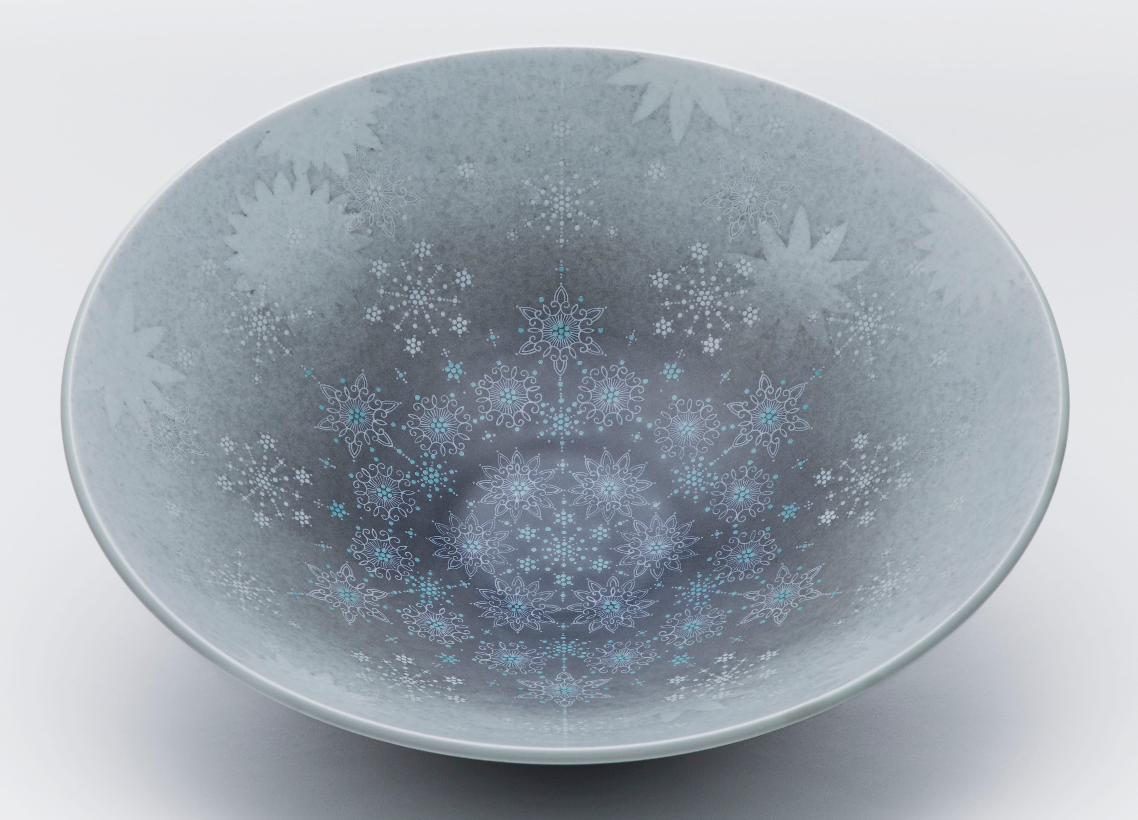 十四代今泉今右衛門　色絵薄墨墨はじき時計草文鉢　2007年