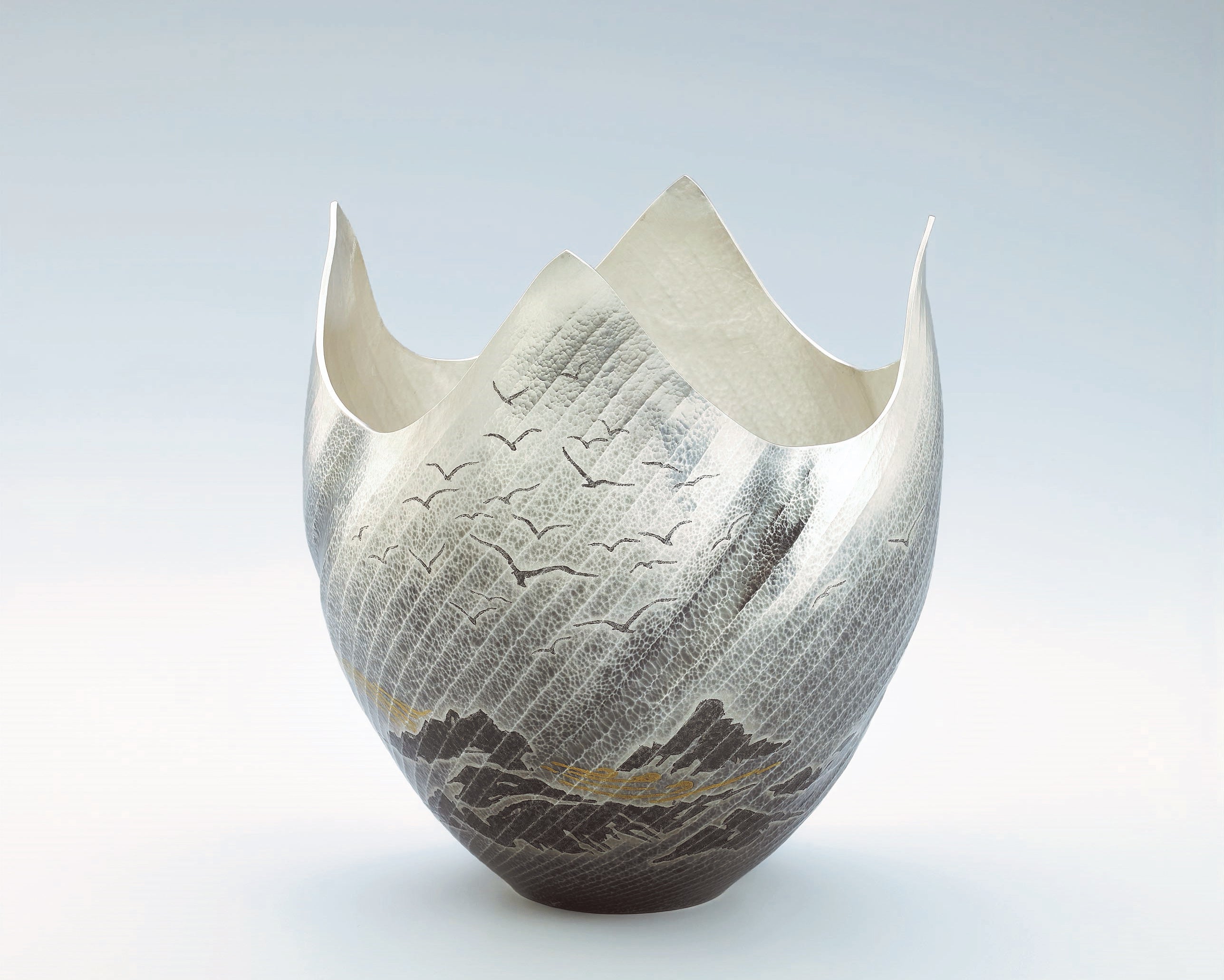 大角幸枝　銀打出花器「荒磯」　2020年