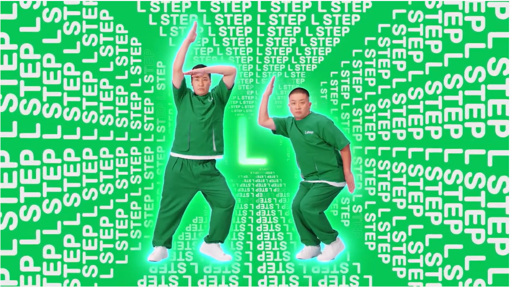 Lポーズを決めるチョコレートプラネットの長田さんと松尾さん