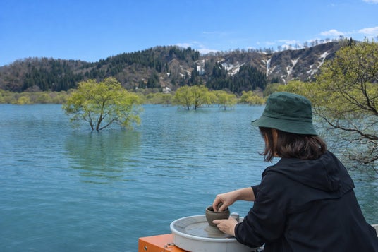 【山形・置賜】春限定の絶景「白川湖の水没林」を眼前に、電動ろくろ陶芸体験!「アルカディア陶芸リトリート 第4弾」5/16・17開催 【山形・置賜】春限定の絶景「白川湖の水没林」を眼前に、電動ろくろ陶芸体験!「アルカディア陶芸リトリート 第4弾」5/16・17開催