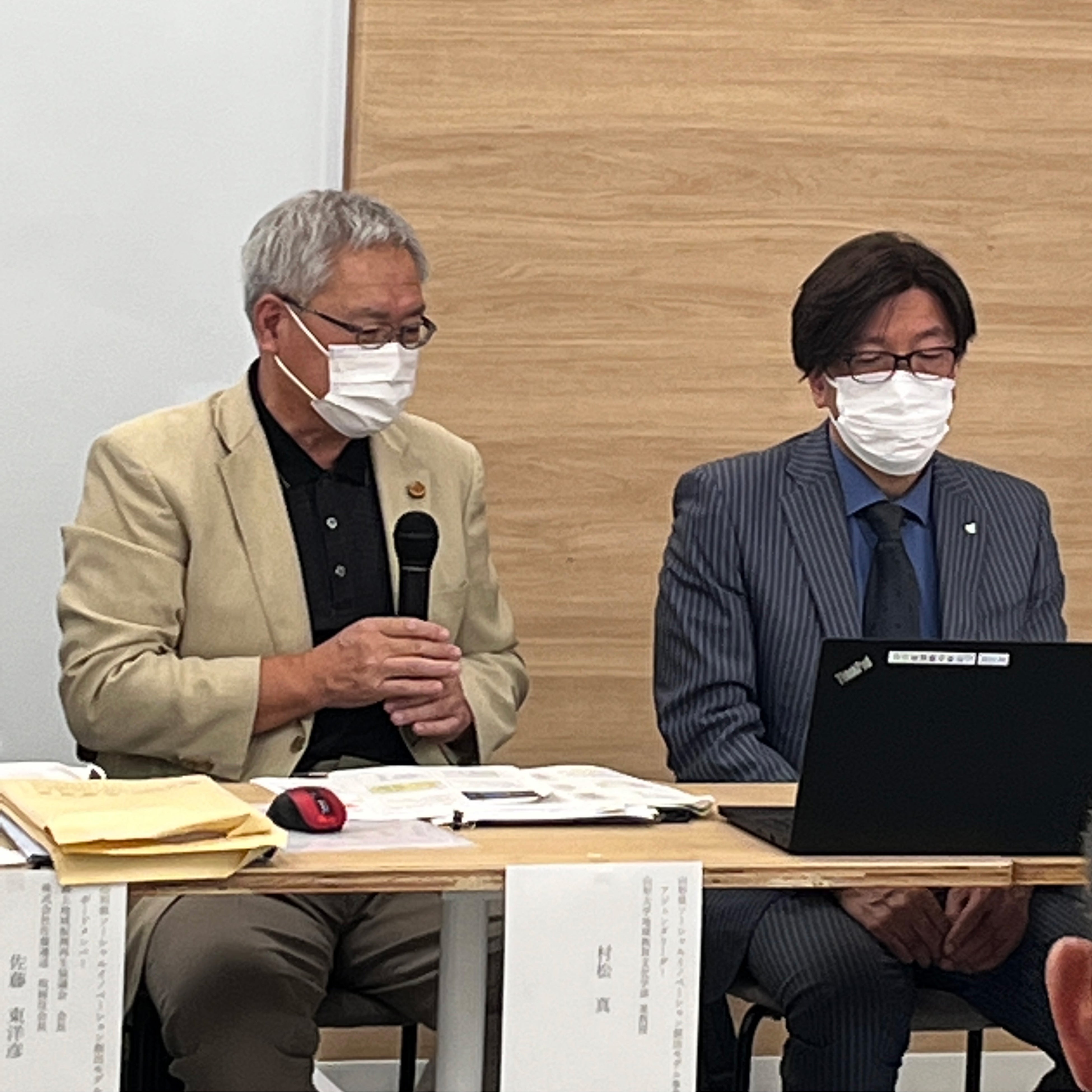 プロジェクト発表の様子（左：村松准教授、右：小野寺教授）