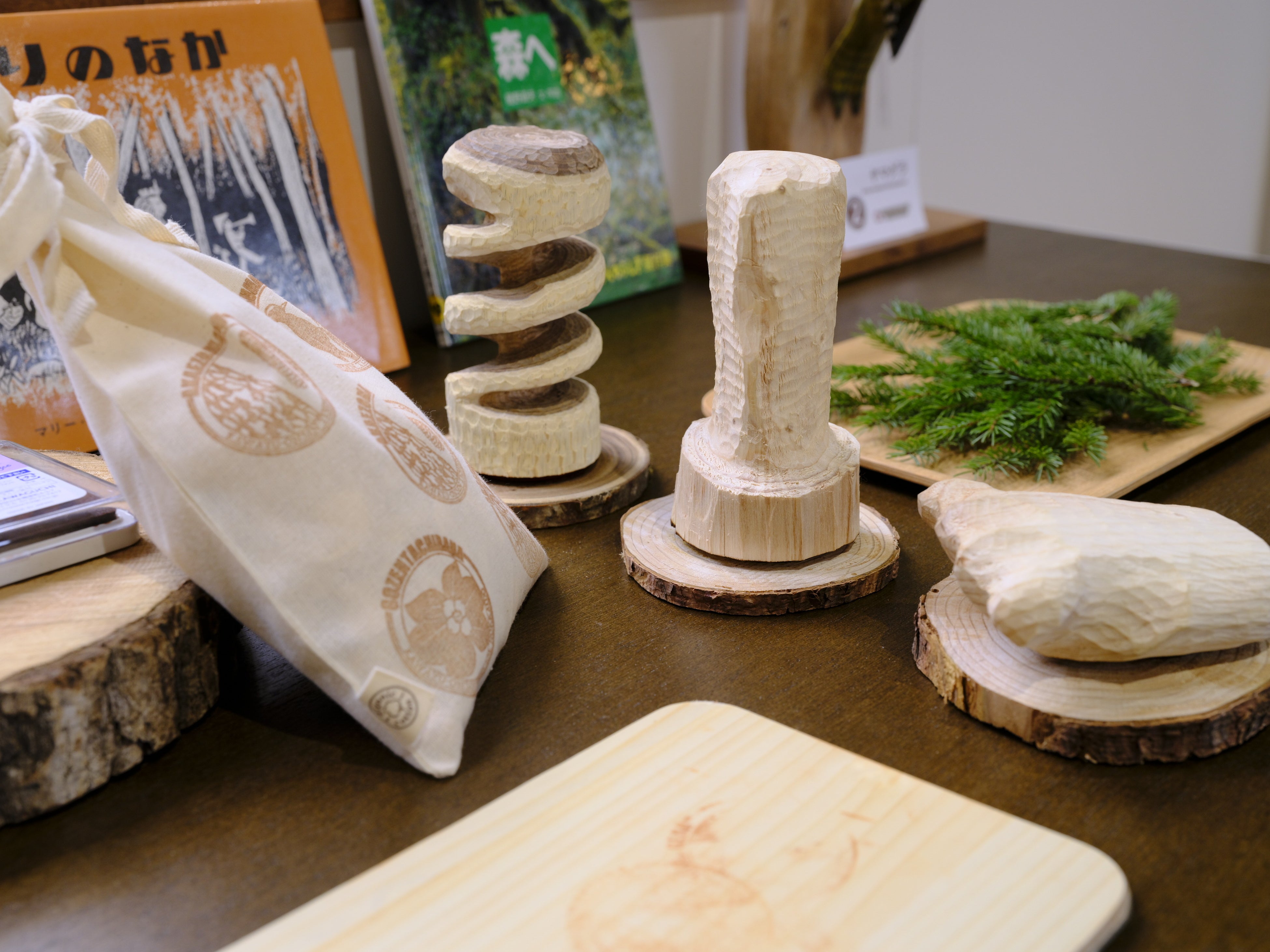 3種類のスタンプも木の感触を楽しんで。