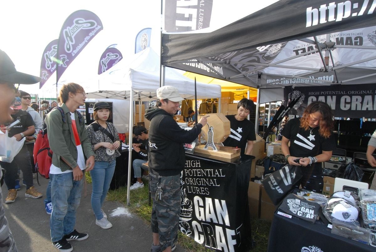 出展ブースの催し物に並ぶ来場者