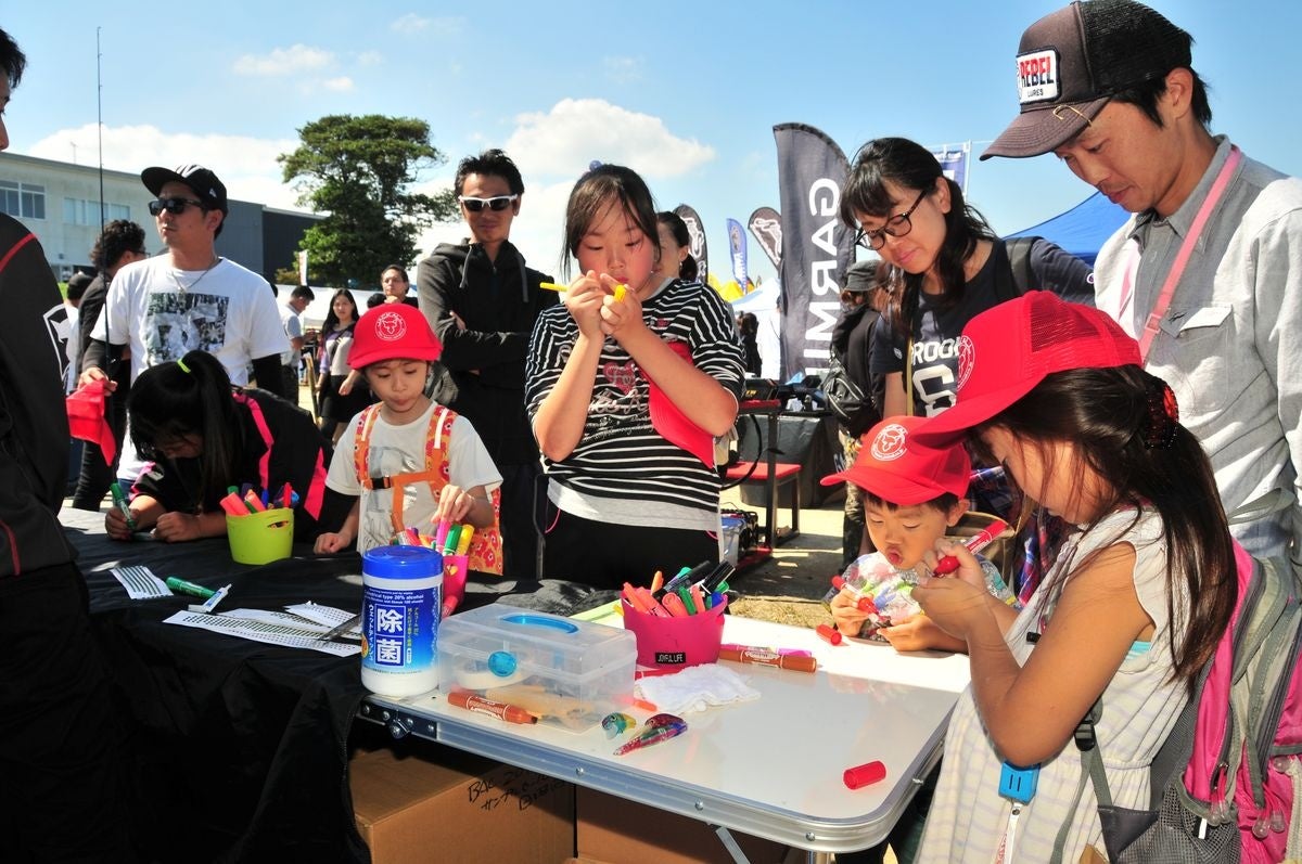 ファミリー向けのルアー色塗り体験