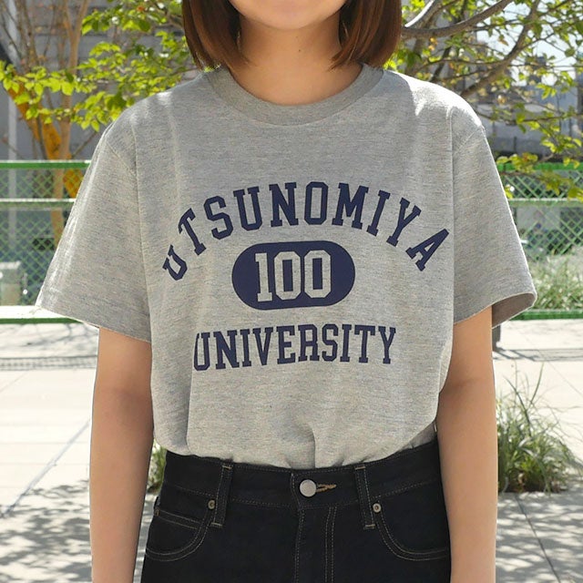 街にはマストのユニバーシティTシャツ