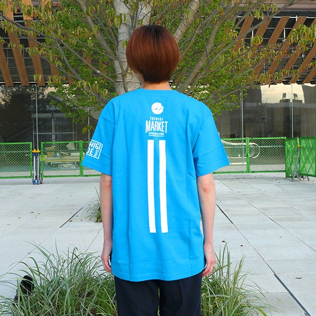 バックプリントにも水色に二本の白線を大胆にあしらってみました。