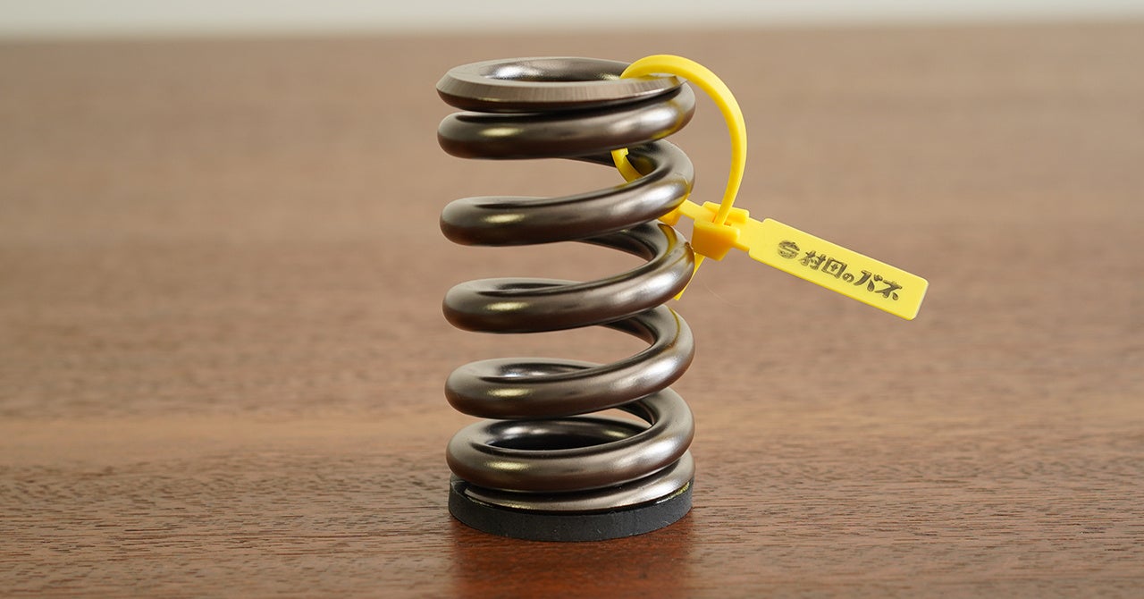 村田のバネのペン立てのフォルムはシンプルで美しい。