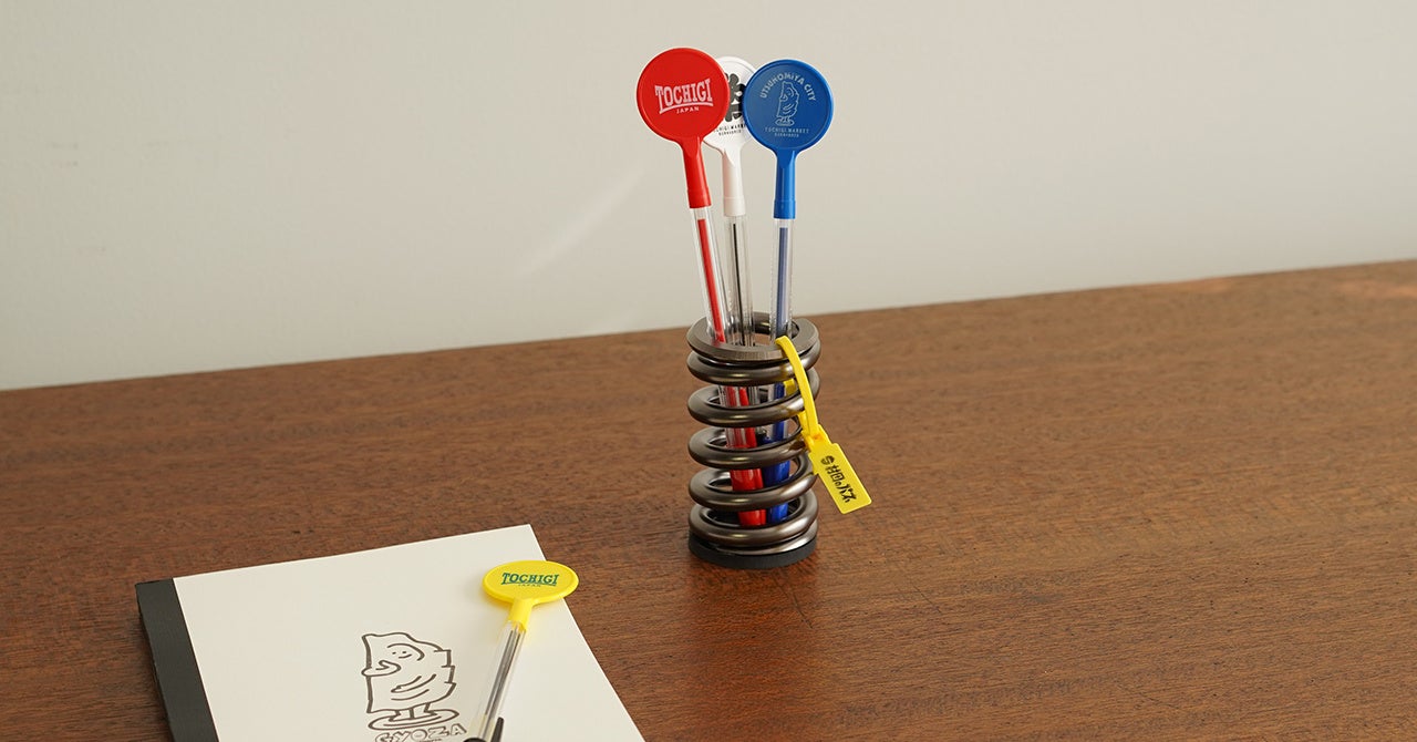 村田のバネのペン立ては利便性にも優れています。