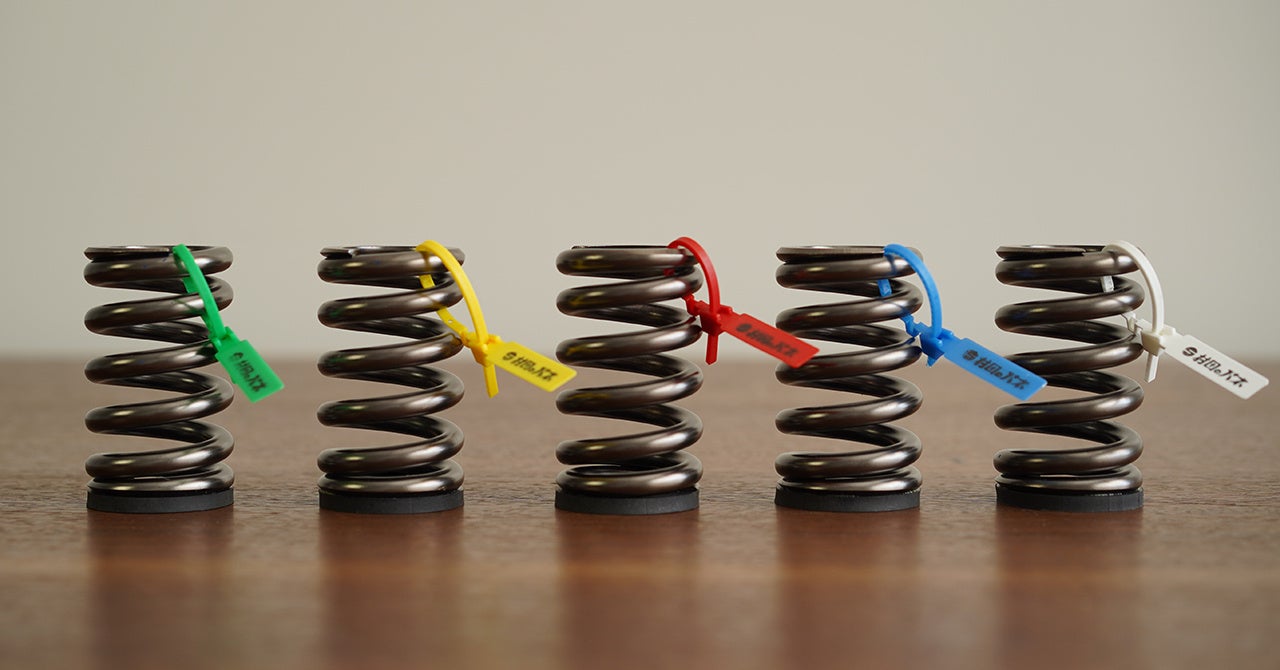 村田のバネのペン立てのタグは5色あります。