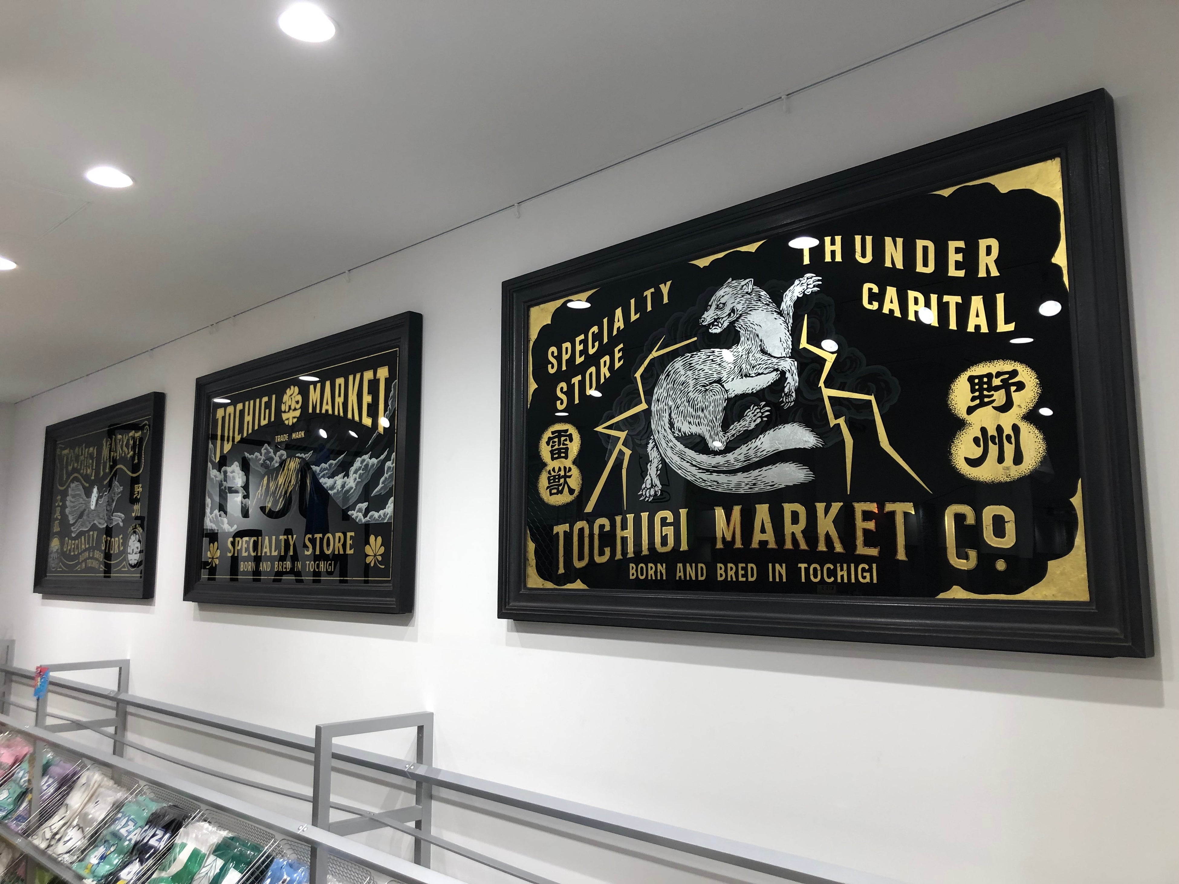 アメリカのヴィンテージカルチャーの雰囲気を色濃く反映するトラディショナルな作風のサイン