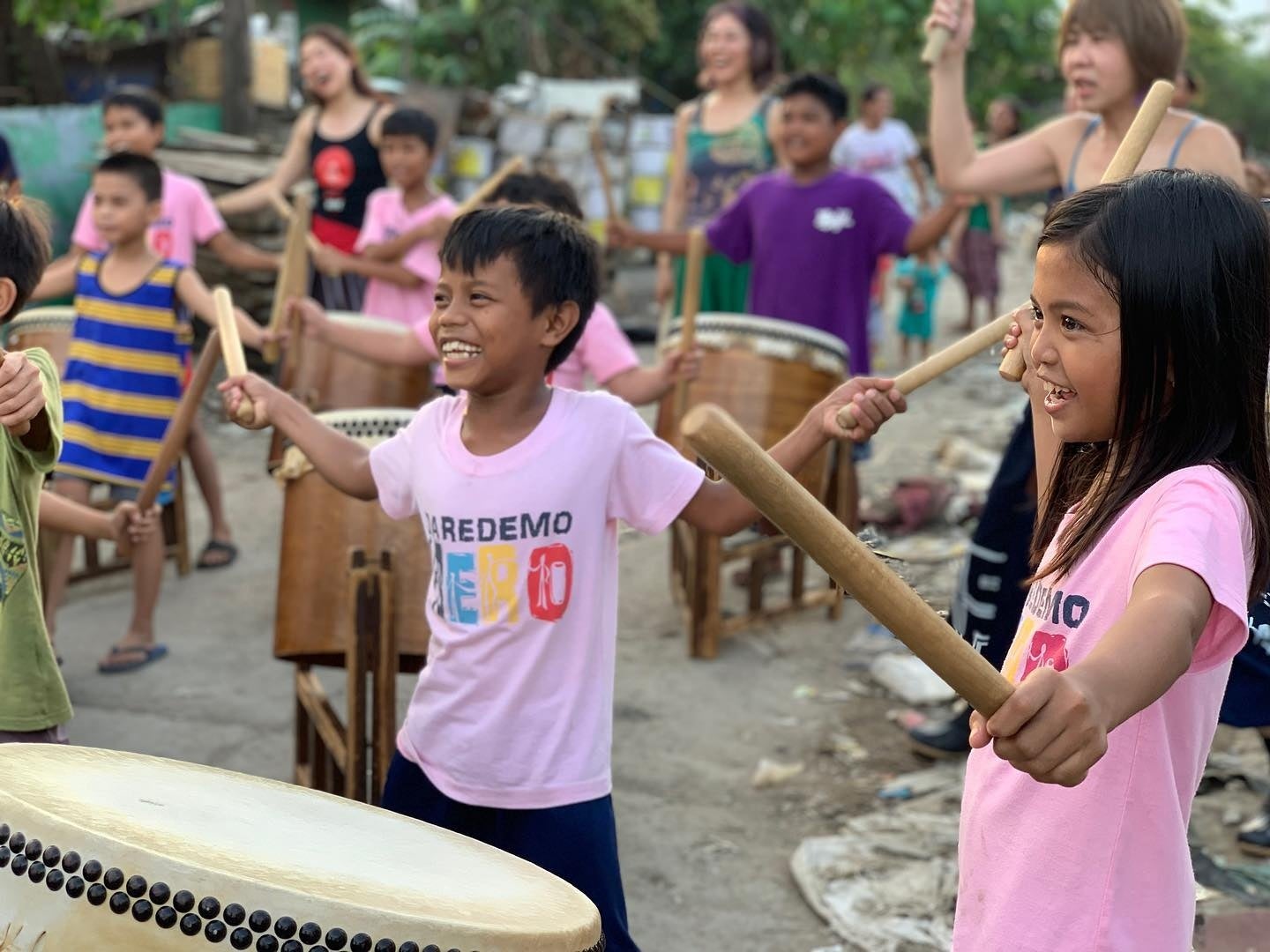 笑顔で和太鼓を打つ子どもたち