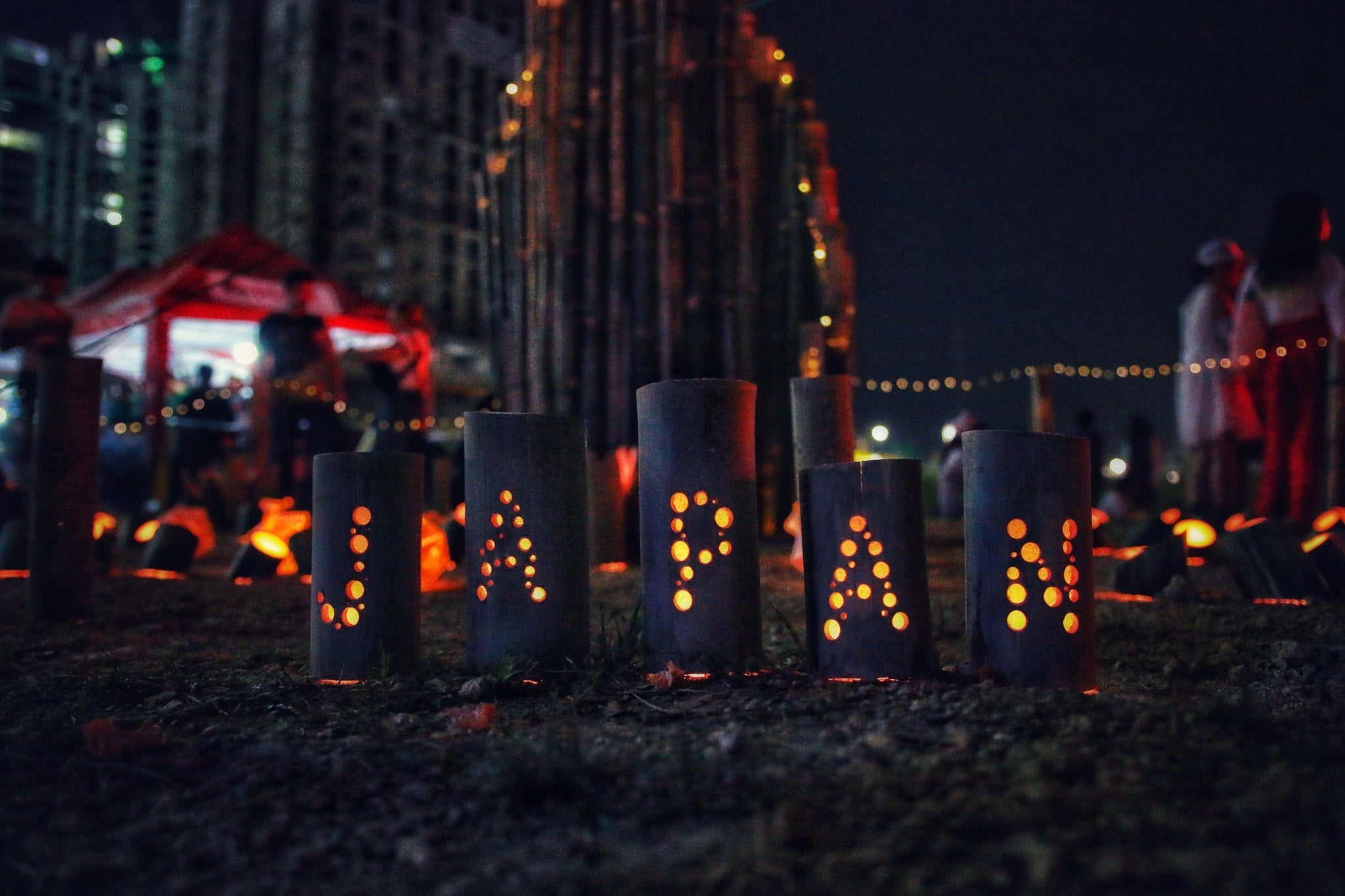 日本人大学生ボランティア勝矢夏帆が制作した、追悼の竹あかり