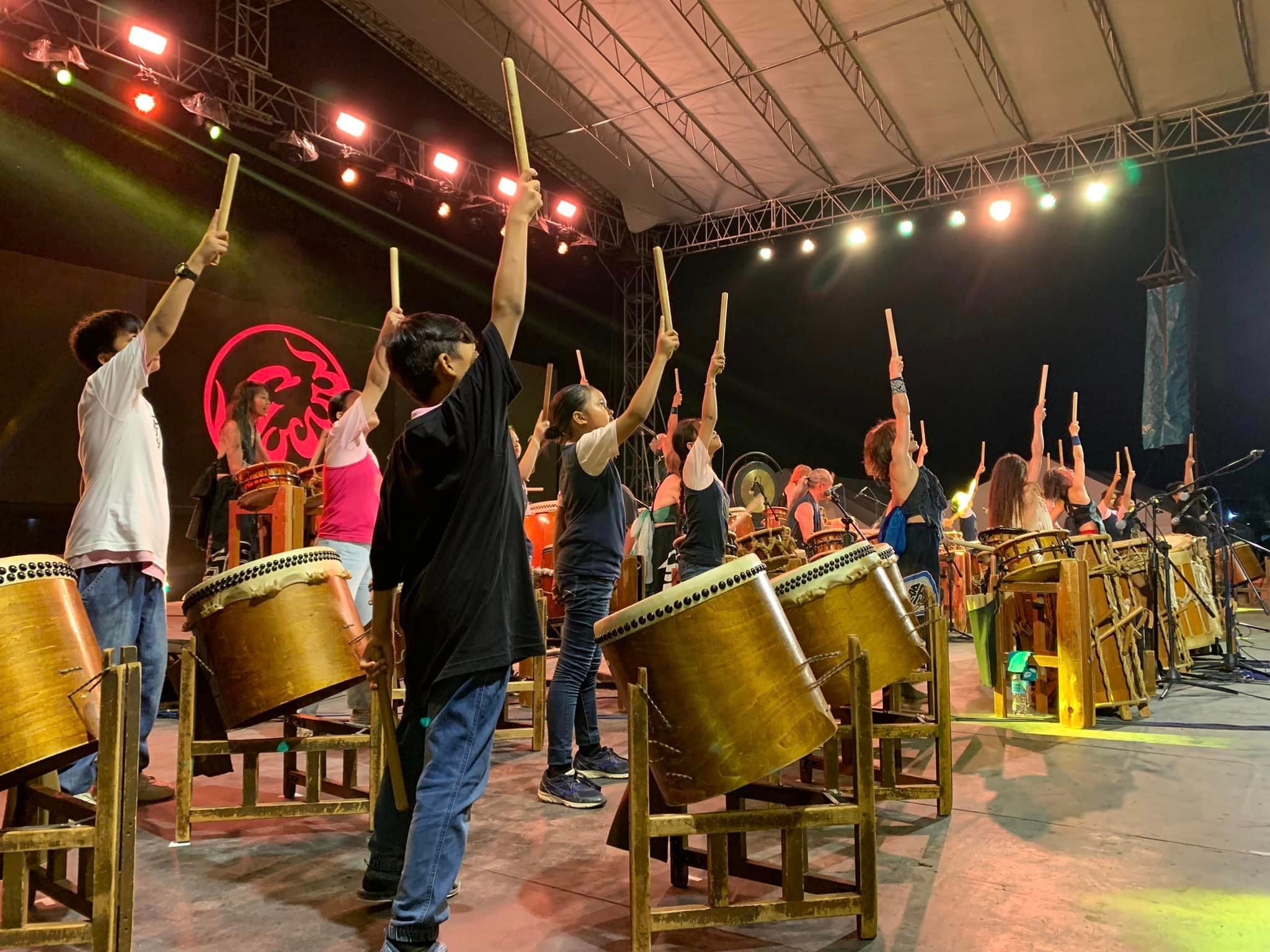 ステージで堂々と演奏をする子どもたち