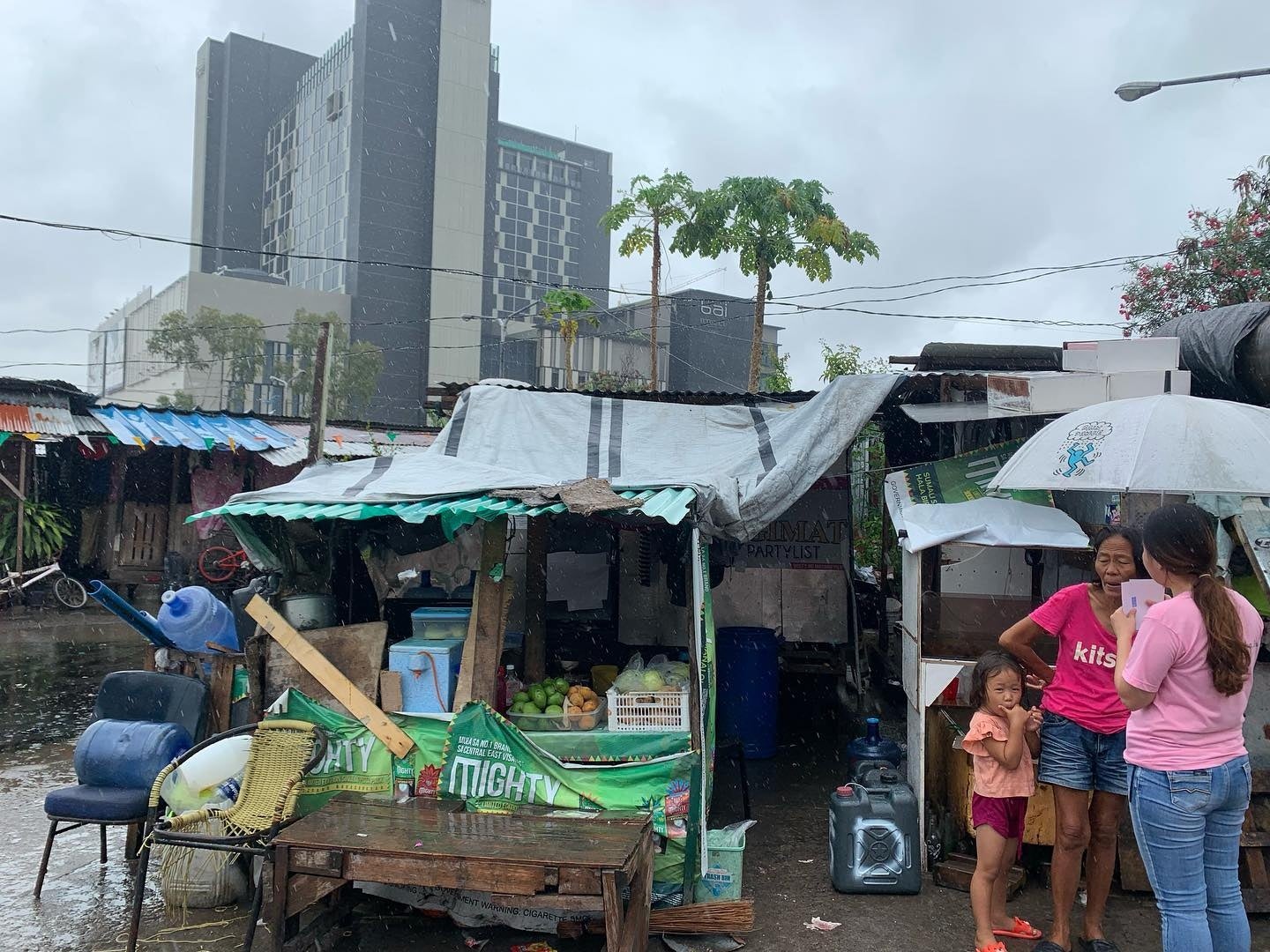 後ろに見える高級ホテルとは対照的な街並み