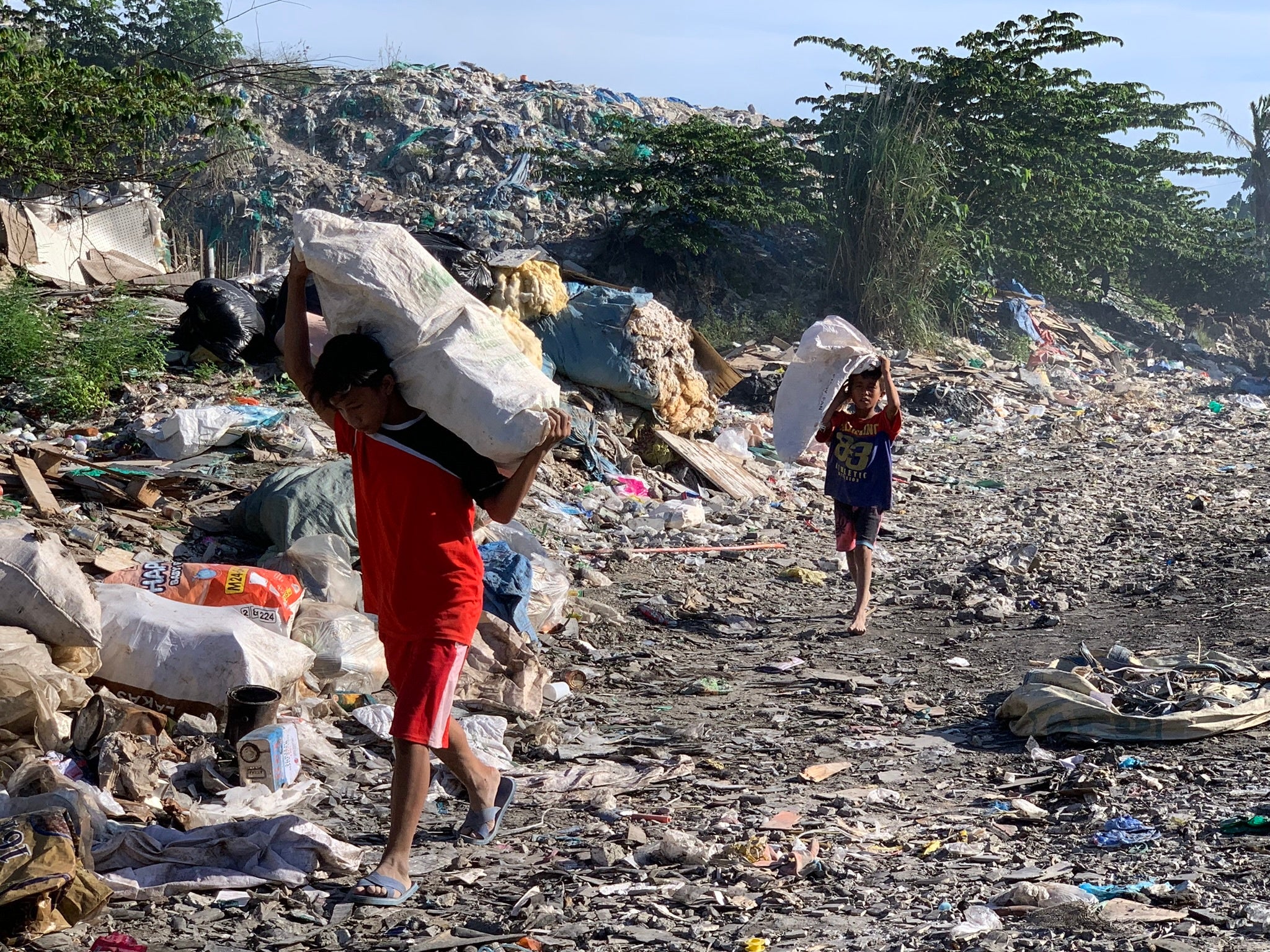 ゴミ山に住む子どもたち