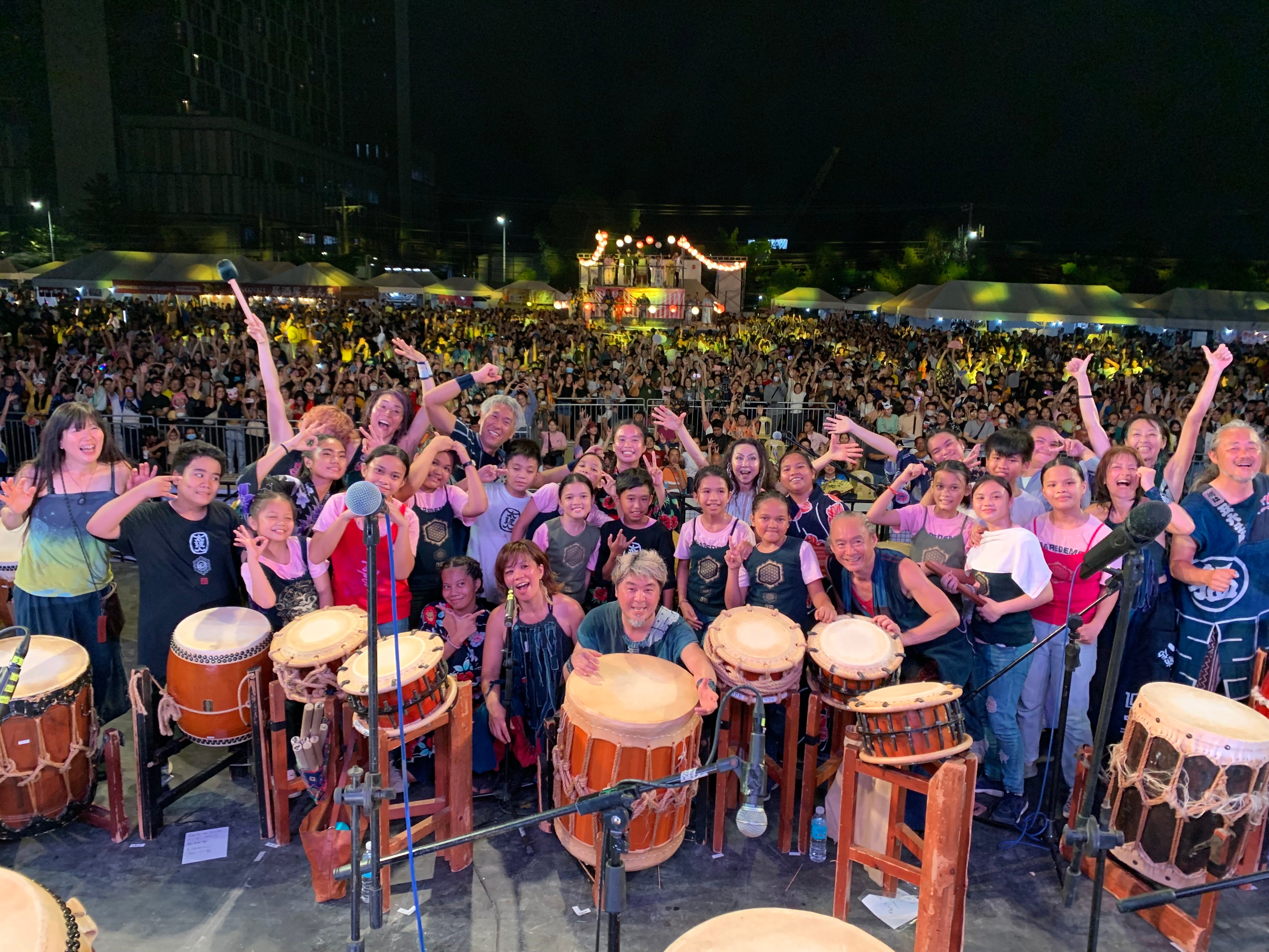 共演を終えて、歓声に包まれる子どもたち