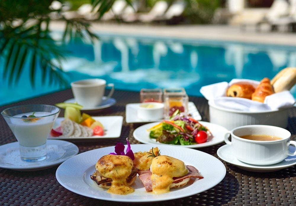 プールサイドで味わう朝食