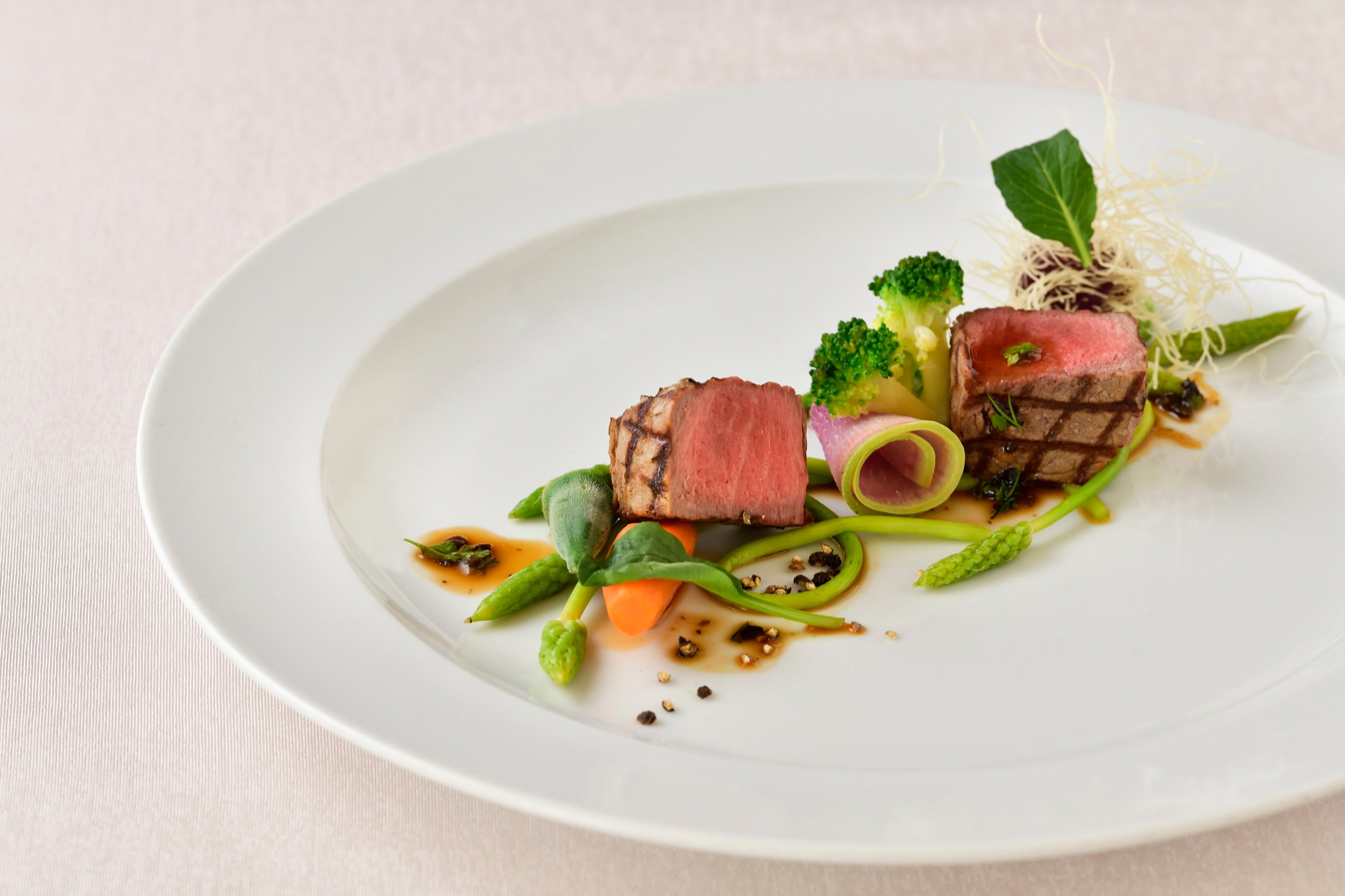 和牛ロース肉のグリル オリーブと香草風味のソース