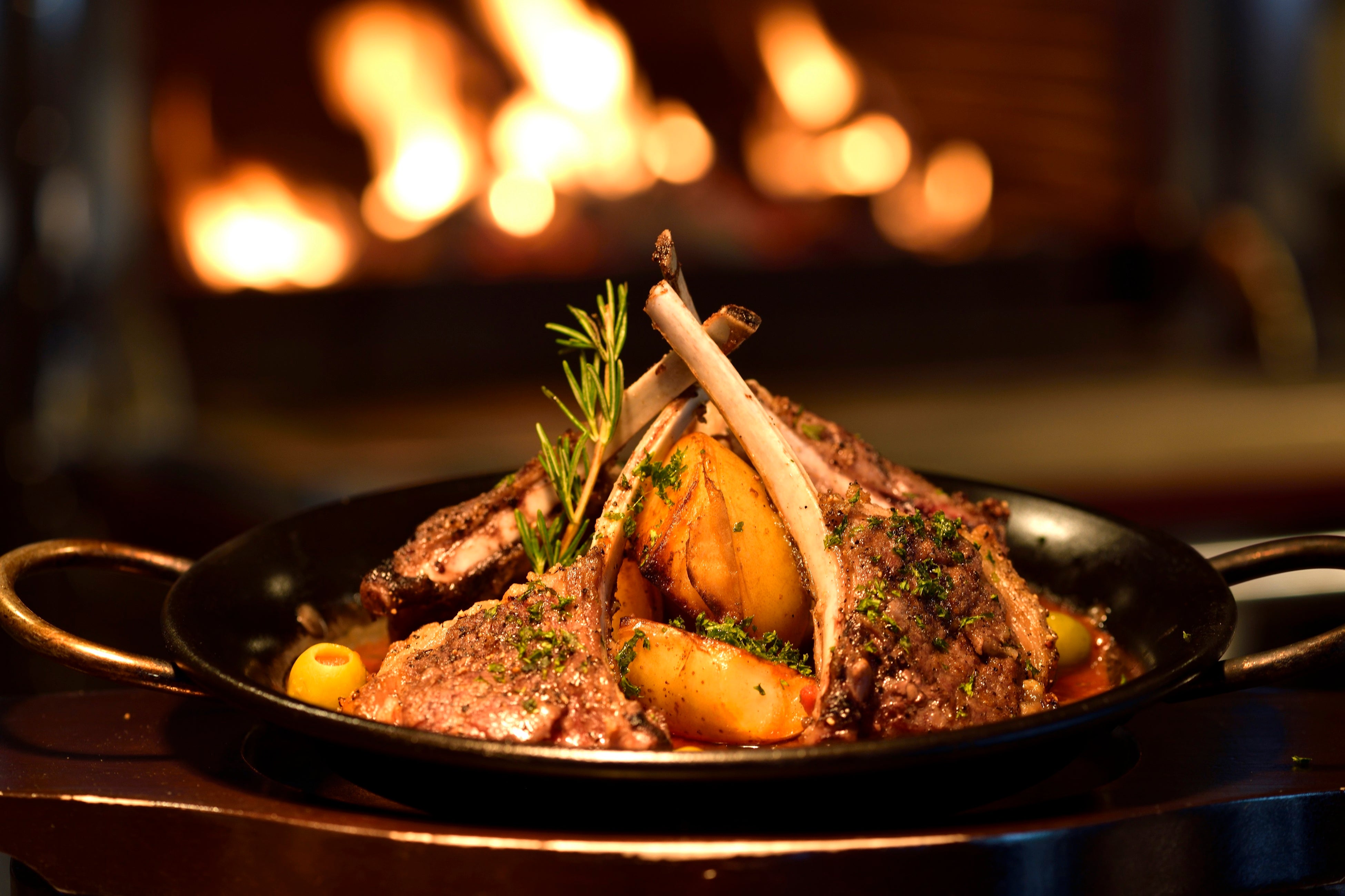 ザ・ナハテラス「ラ・シマ」骨付きラム肉のジョスパーオーブン焼き