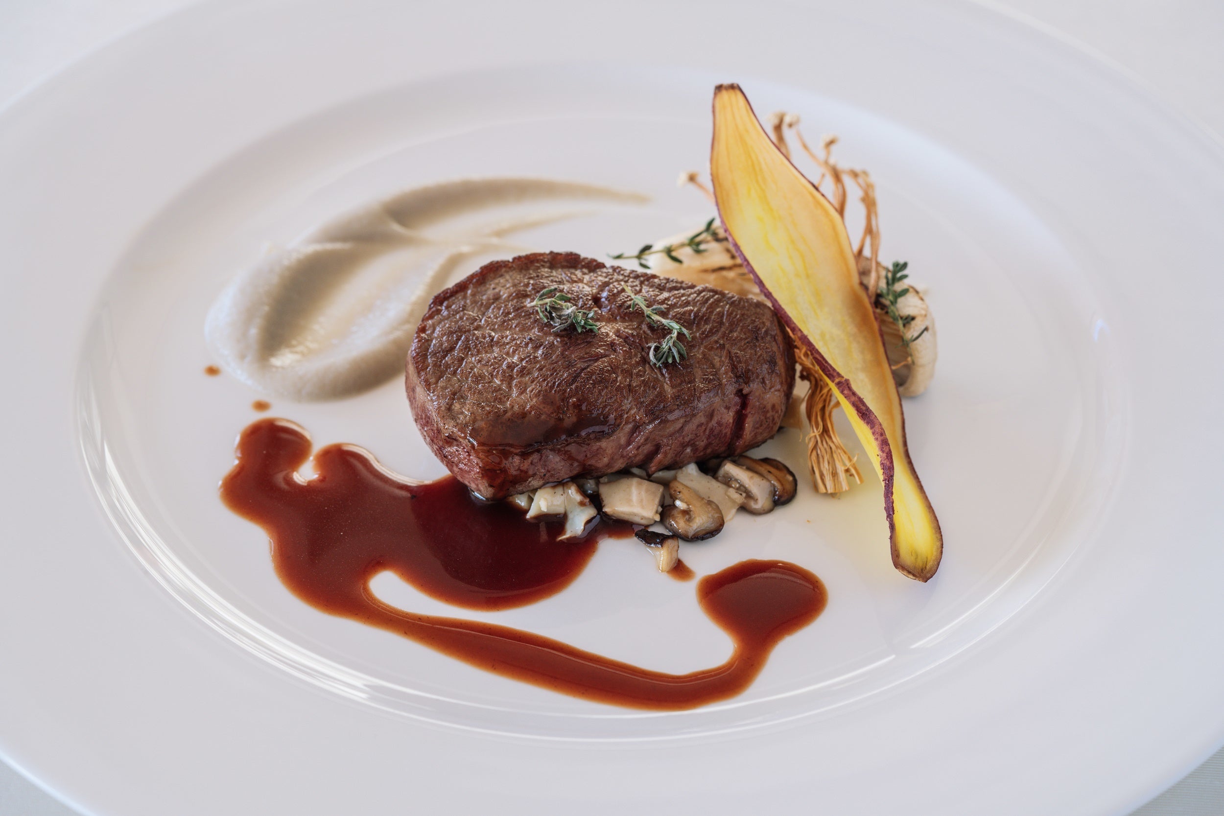 タイムの香りを纏った石垣牛フィレ肉のロティ