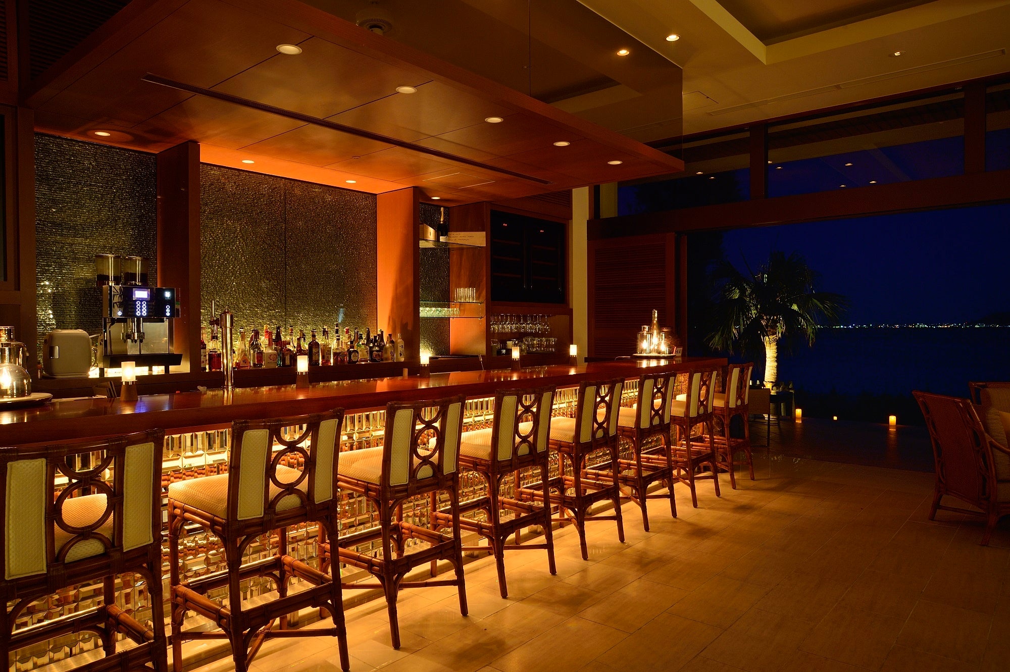 ザ・テラスクラブ アット ブセナ「ライブラリーラウンジ＆バー」