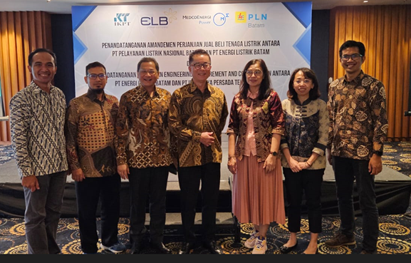 IKPTのプロジェクトメンバー：一番左側Mr. Gede Suadnyana(プロジェクトマネージャー)、その隣Mr. Fauzan Hasan(プロジェクトコントロールマネージャー)