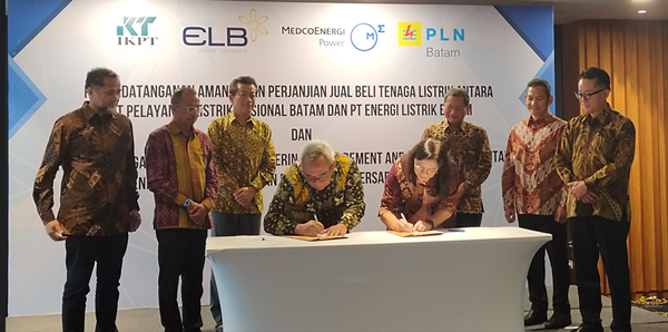 PT Energi Listrik Batam, Mr. Bambang Urip Setiawan Adi社長(左)、PT IKPT Batam Branch, Mrs. Luh Putu Maharianiディレクター(右)