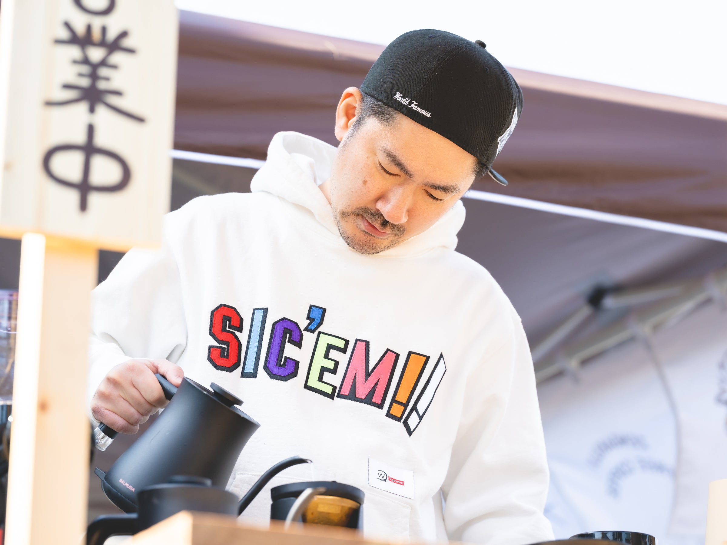 コーヒーを淹れる副住職の大島