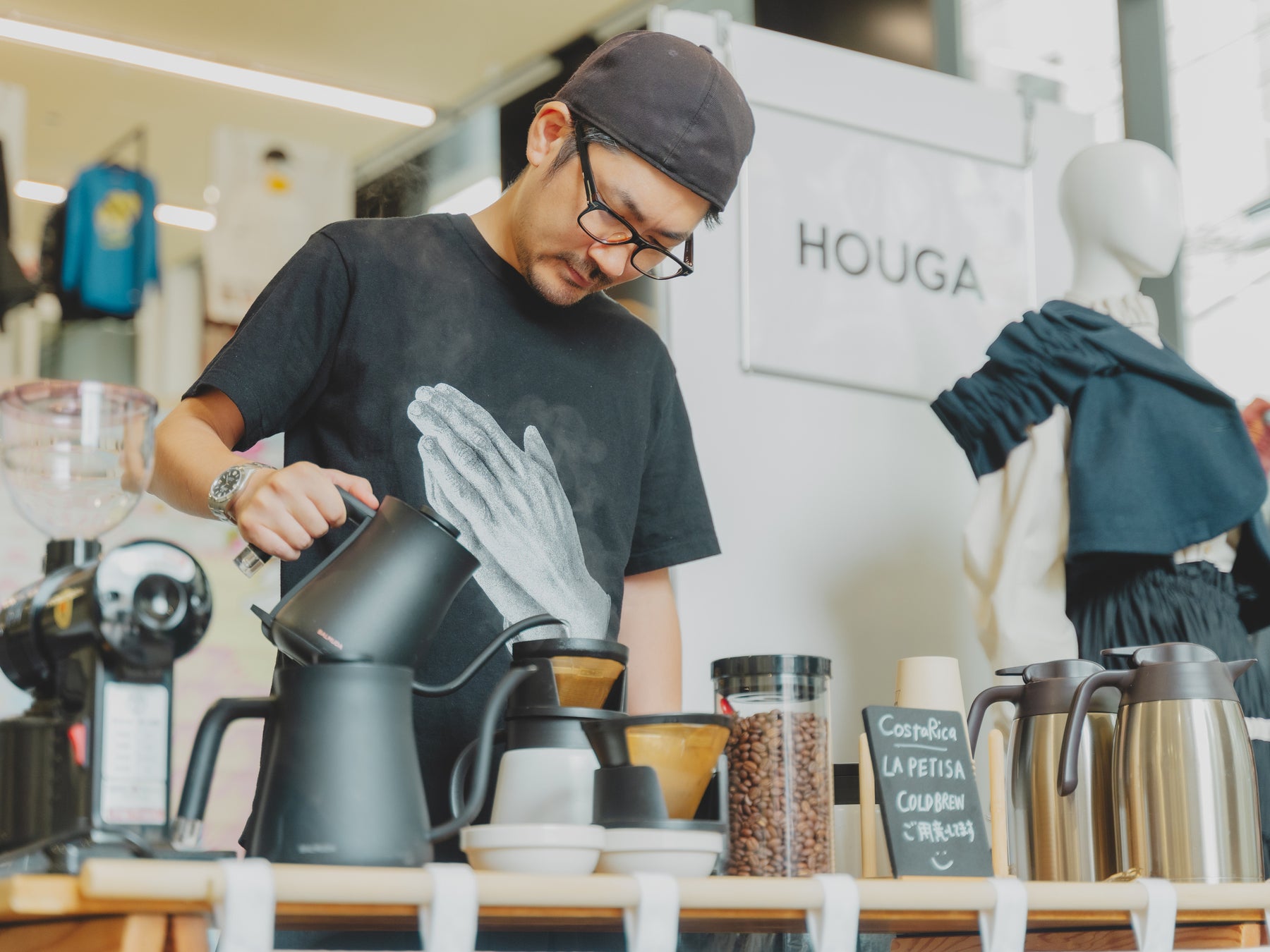 荒川区のファッションイベントへの出張時にコーヒーを淹れる様子