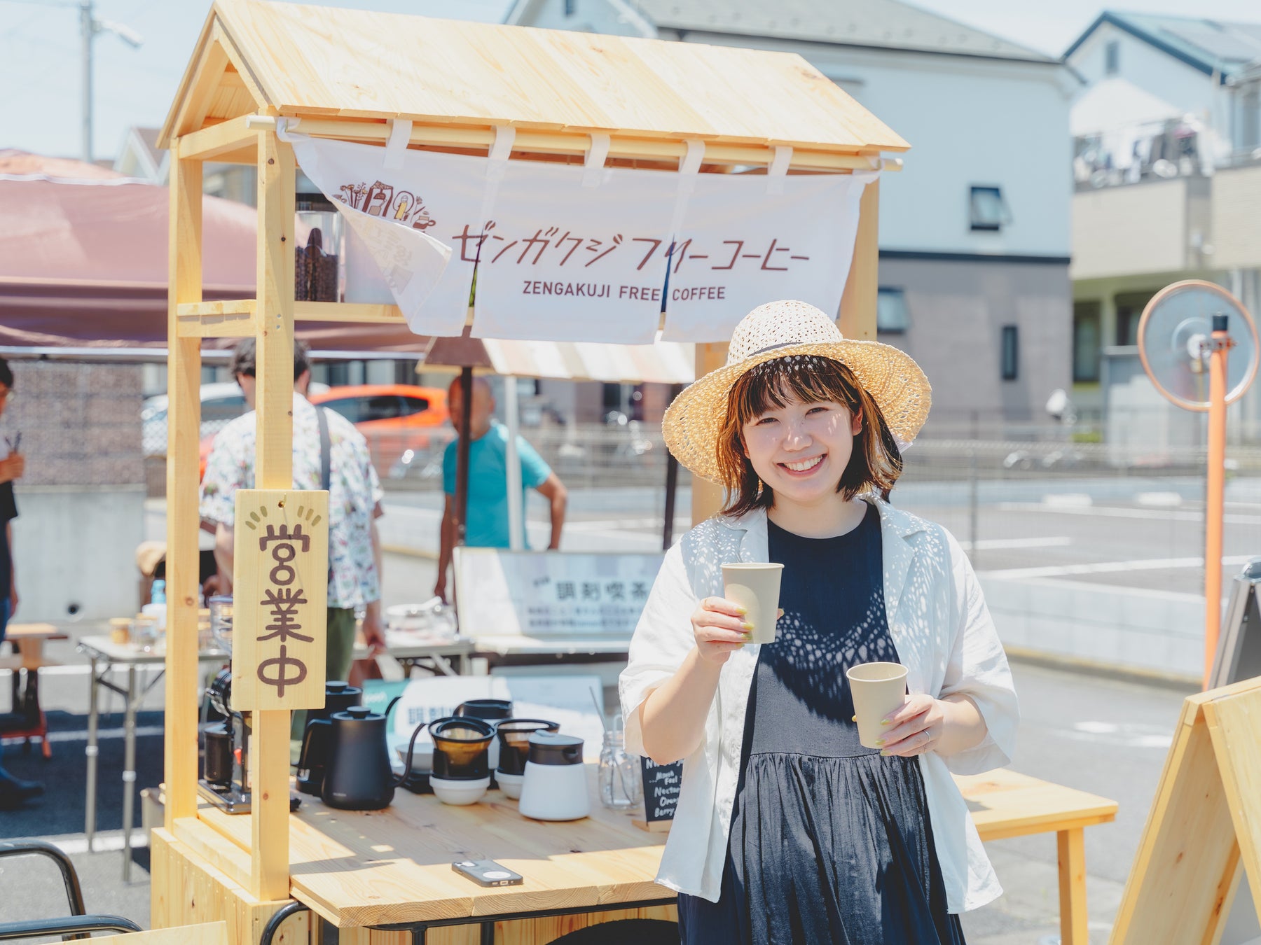 「ゼンガクジ フリー コーヒー」を運営する副住職の妻の大島睦美とフリーコーヒーの屋台