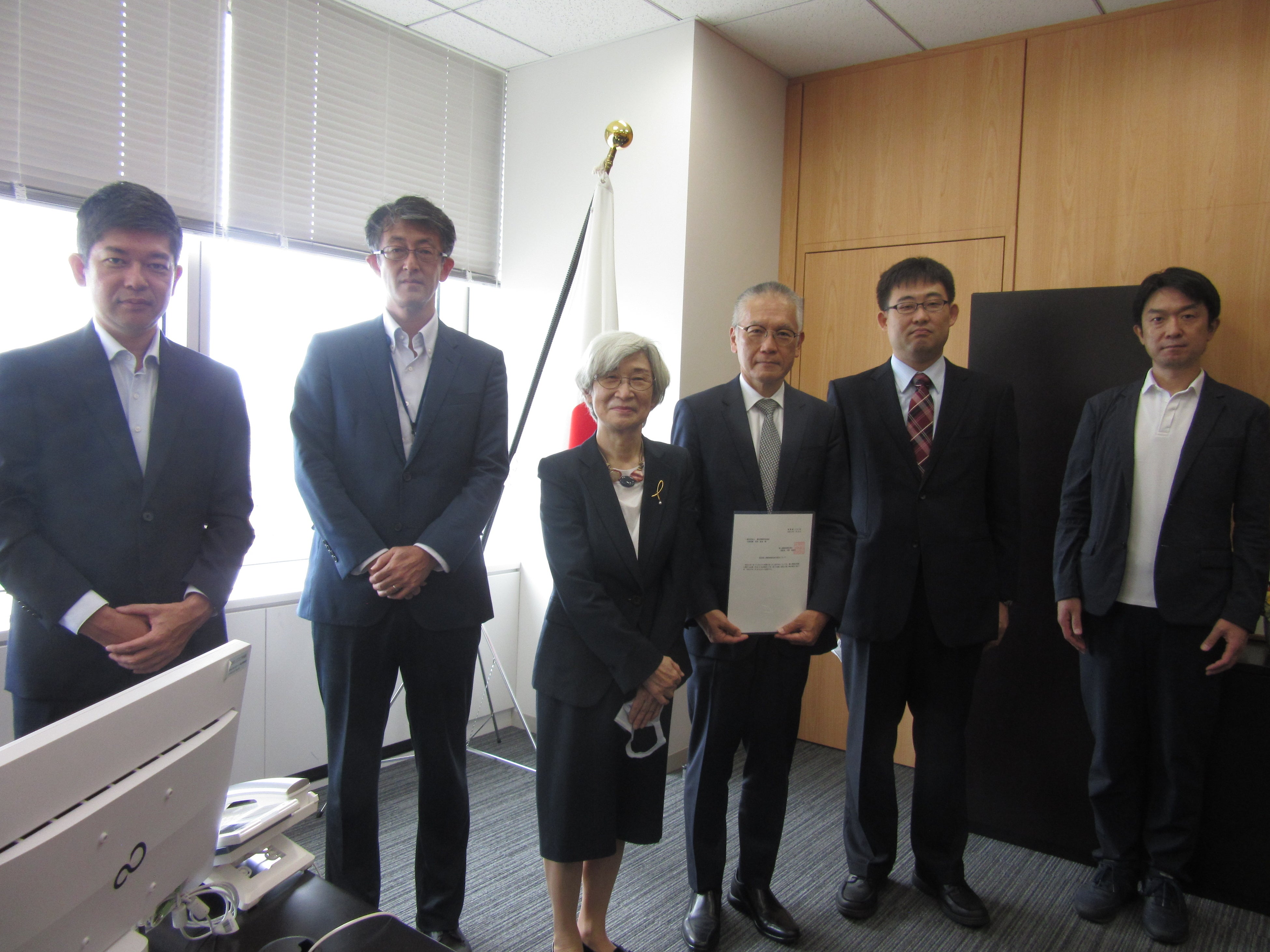 令和４年８月29日認定個人情報保護団体の認定通知文書手交時撮影