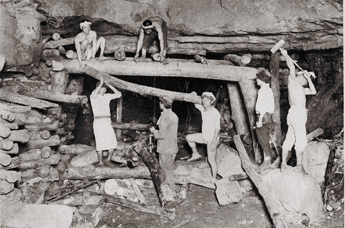 荒尾市三池炭鉱の作業風景