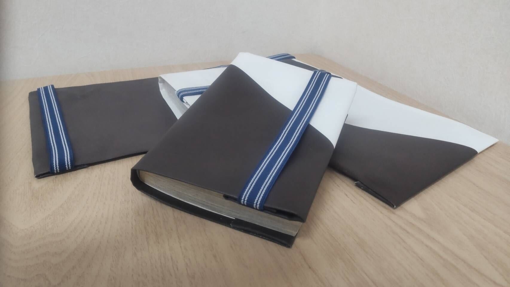 展覧会垂れ幕から製作したブックカバー