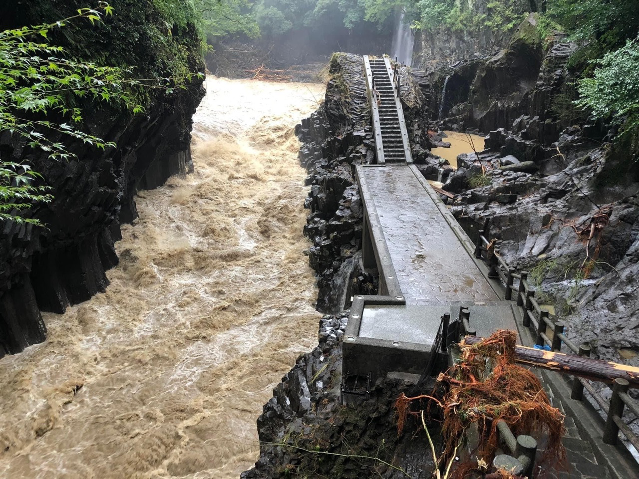 一夜にしてすべてを押し流されました。