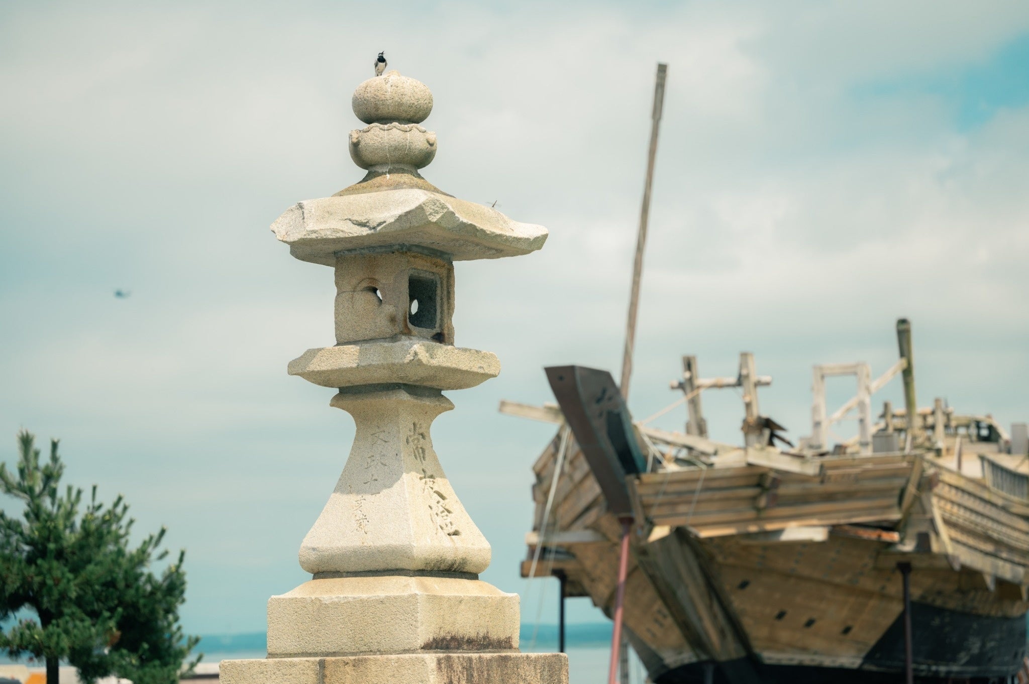 常夜燈と北前船として活躍した「みちのく丸」（常夜燈公園内）