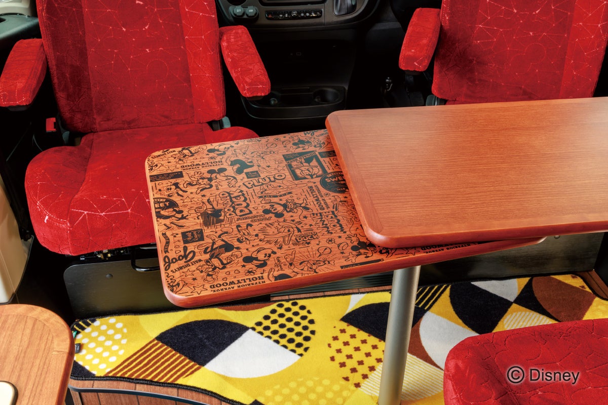 レトロポップなディズニーアートがほどこされた「飛騨産業」特注ダイネットテーブル