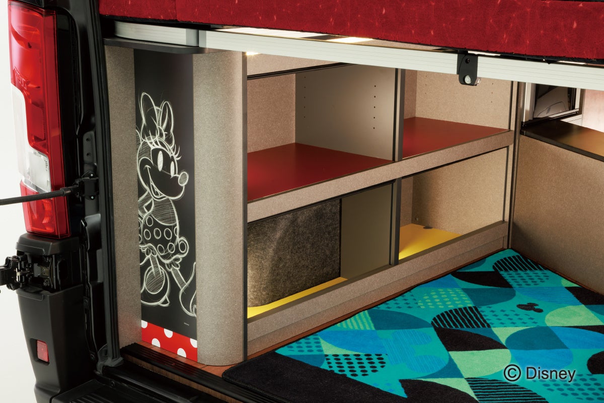 観音開きのバックドアにはミニーマウスのアートが描かれています