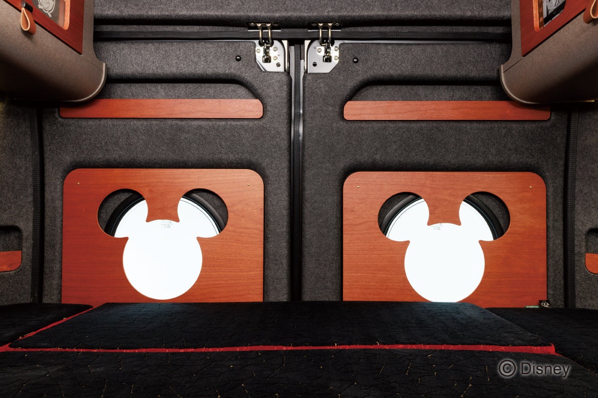 『蒸気船ウィリー』の「船」というキーワードを連想させる木の窓枠