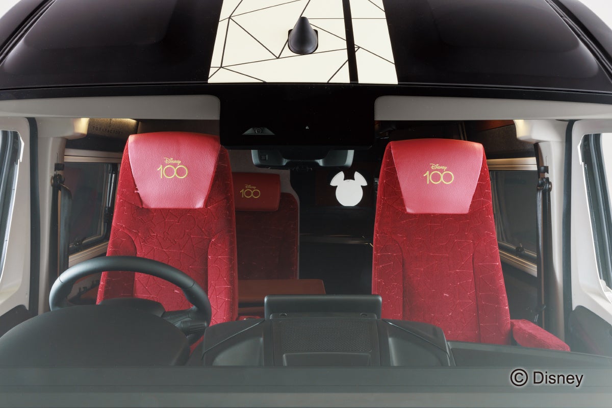 レトロな映画館のような赤色の高級モケット生地シート